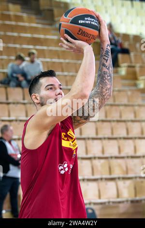 Monaco, Monaco. 29 décembre 2023. Le joueur #14 du FC Barcelone Guillermo Gustavo 'Willy' Hernangómez Geuer est vu en action avant le match pour la 17e manche de l'Euroleague Turkish Airlines entre L'AS Monaco et le FC Barcelone à la salle Gaston-Medecin à Monaco, le 29 décembre 2023. Photo de Laurent Coust/ABACAPRESS.COM crédit : Abaca Press/Alamy Live News Banque D'Images