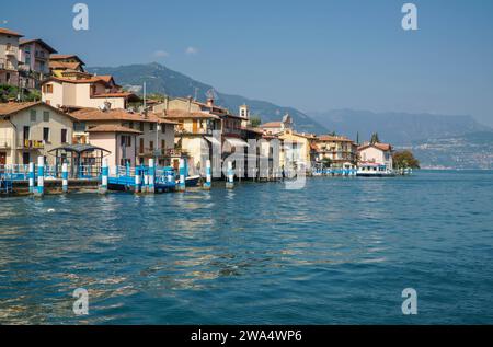 Le petit village pittoresque de Carzano perché sur le bord nord-est de Monte Isola, lac Iseo Lombardie Italie. Septembre 2023 Banque D'Images