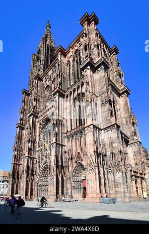 Strasbourg, France - septembre 2023 : célèbre cathédrale de Strasbourg de style roman et gothique Banque D'Images