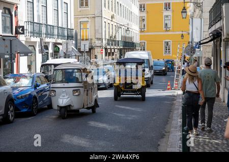 La voiture classique électrique de style vintage transporte les touristes vers les différents monuments et destinations de Lisbonne, Portugal Banque D'Images