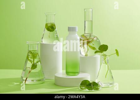 Fond abstrait pour l'image de marque et cosmétique de présentation minimale avec concept de laboratoire. Une bouteille vierge et quelques verres de laboratoire contenant de l'eau Banque D'Images