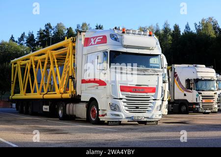 Camion blanc DAF XF 460 transportant une partie de grue sur remorque à plateau. Transport garé sur une cour d'arrêt de camion. Salo, Finlande. 10 août 2023. Banque D'Images