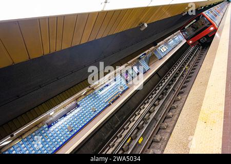 Intérieur de la station de métro Alto dos Moinhos avec un wagon en mouvement flou.lisboa-estremadura-portugal.1-1-2024 Banque D'Images