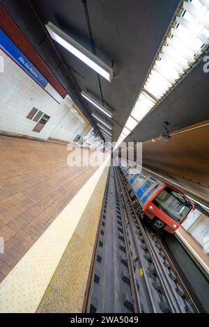 Intérieur de la station de métro Laranjeiras avec wagon en mouvement flou.lisboa-estremadura-portugal.1-1-2023 Banque D'Images