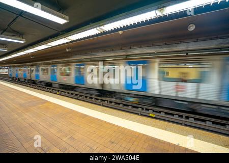 Intérieur de la station de métro Laranjeiras avec wagon en mouvement flou.lisboa-estremadura-portugal.1-1-2023 Banque D'Images