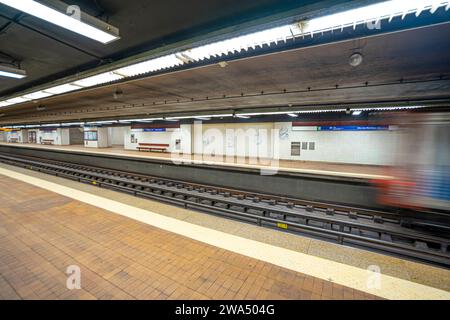 Intérieur de la station de métro Laranjeiras avec wagon en mouvement flou.lisboa-estremadura-portugal.1-1-2023 Banque D'Images