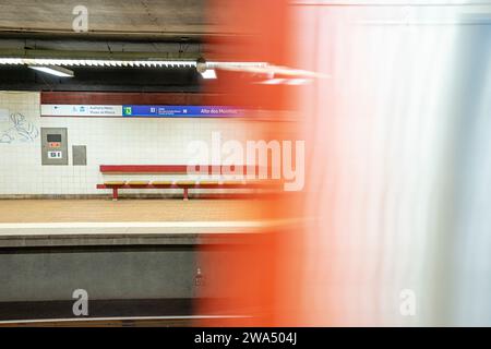 Intérieur de la station de métro Laranjeiras avec wagon en mouvement flou.lisboa-estremadura-portugal.1-1-2023 Banque D'Images