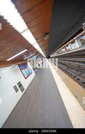 Intérieur de la station de métro Laranjeiras avec wagon en mouvement flou.lisboa-estremadura-portugal.1-1-2023 Banque D'Images