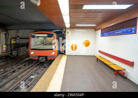 Intérieur de la station de métro Laranjeiras avec wagon en mouvement flou.lisboa-estremadura-portugal.1-1-2023 Banque D'Images