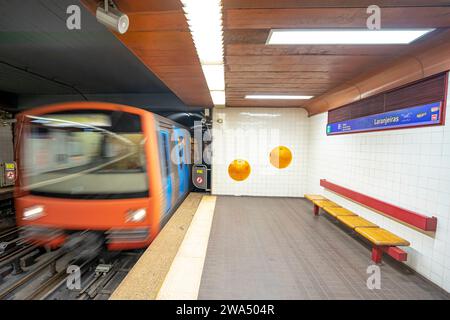 Intérieur de la station de métro Laranjeiras avec wagon en mouvement flou.lisboa-estremadura-portugal.1-1-2023 Banque D'Images