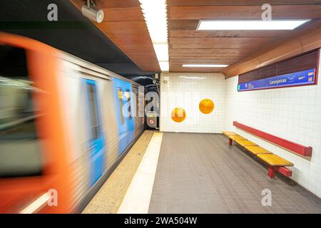 Intérieur de la station de métro Laranjeiras avec wagon en mouvement flou.lisboa-estremadura-portugal.1-1-2023 Banque D'Images