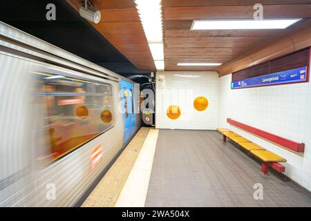 Intérieur de la station de métro Laranjeiras avec wagon en mouvement flou.lisboa-estremadura-portugal.1-1-2023 Banque D'Images