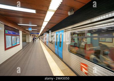 Intérieur de la station de métro Laranjeiras avec wagon en mouvement flou.lisboa-estremadura-portugal.1-1-2023 Banque D'Images