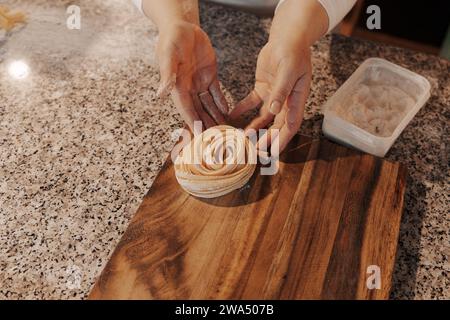 Faites de la culture à la maison en préparant des pâtes de tagliatelle roulées faites maison Banque D'Images