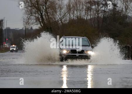 Allerton Bywater, Castleford, Royaume-Uni. 02 janvier 2024. Une voiture traverse la route inondée causée par les tempêtes et les fortes pluies sur l'A656 près de Leeds à Barnsdale Road A656, Allerton Bywater, Castleford, Royaume-Uni, le 2 janvier 2024 (photo de James Heaton/News Images) à Allerton Bywater, Castleford, Royaume-Uni le 1/2/2024. (Photo de James Heaton/News Images/Sipa USA) crédit : SIPA USA/Alamy Live News Banque D'Images