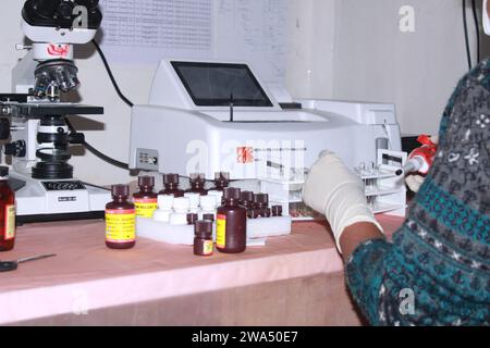 Lady Pathologist traitant des échantillons au laboratoire de pathologie pour analyse. Concept de diagnostic médical. Concept médical. Inde Banque D'Images