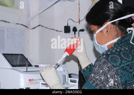 Lady Pathologist traitant des échantillons au laboratoire de pathologie pour analyse. Concept de diagnostic médical. Concept médical. Inde Banque D'Images