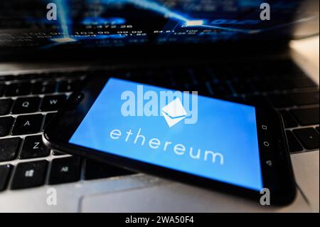 Pologne. 02 janvier 2024. Dans cette illustration photo, un logo Ethereum vu affiché sur un smartphone. Crédit : SOPA Images Limited/Alamy Live News Banque D'Images