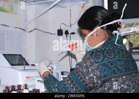 Lady Pathologist traitant des échantillons au laboratoire de pathologie pour analyse. Concept de diagnostic médical. Concept médical. Inde Banque D'Images