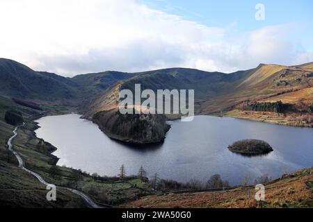 La vue vers Mardale Ill Bell, Riggindale, Kidsty Pike et High Street Fells de la vieille route des cadavres au-dessus de Haweswater, Lake District, Cumbria Banque D'Images