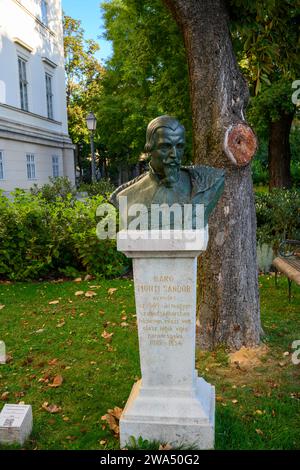 Buste du baron Alessandro Monti (Monti Sandor) par Livia Kuzmik 1929 dans le parc entourant le Musée National Hongrois Budapest, Hongrie Banque D'Images