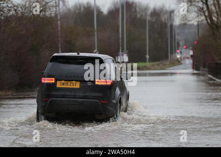 Allerton Bywater, Castleford, Royaume-Uni. 02 janvier 2024. Une voiture traverse la route inondée causée par les tempêtes et les fortes pluies sur l'A656 près de Leeds à Barnsdale Road A656, Allerton Bywater, Castleford, Royaume-Uni, le 2 janvier 2024 (photo de James Heaton/News Images) à Allerton Bywater, Castleford, Royaume-Uni le 1/2/2024. (Photo de James Heaton/News Images/Sipa USA) crédit : SIPA USA/Alamy Live News Banque D'Images