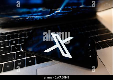 Pologne. 02 janvier 2024. Dans cette illustration photo, un logo X vu affiché sur un smartphone. (Photo de Omar marques/SOPA Images/Sipa USA) *** strictement à des fins éditoriales *** crédit : SIPA USA/Alamy Live News Banque D'Images