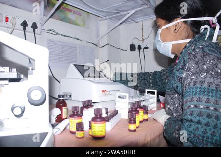 Lady Pathologist traitant des échantillons au laboratoire de pathologie pour analyse. Concept de diagnostic médical. Concept médical. Inde Banque D'Images