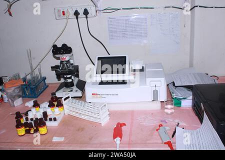 Instruments de laboratoire en clinique de laboratoire. Inde Banque D'Images
