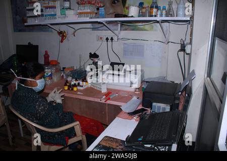 Lady Pathologist traitant des échantillons au laboratoire de pathologie pour analyse. Concept de diagnostic médical. Concept médical. Inde Banque D'Images