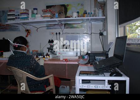 Lady Pathologist traitant des échantillons au laboratoire de pathologie pour analyse. Concept de diagnostic médical. Concept médical. Inde Banque D'Images