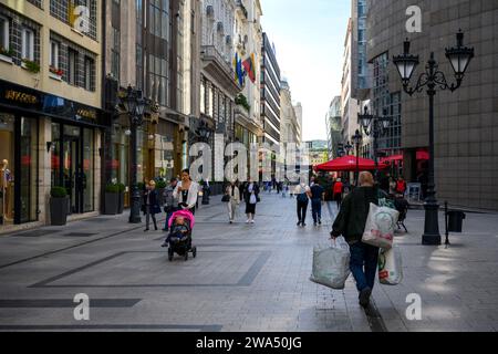 Piétons et acheteurs dans Deak Ferenc Square District V, Budapest, Hongrie Banque D'Images