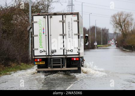 Allerton Bywater, Castleford, Royaume-Uni. 02 janvier 2024. Un camion fait son chemin à travers la route inondée causée par les tempêtes et les fortes pluies sur l'A656 près de Leeds à Barnsdale Road A656, Allerton Bywater, Castleford, Royaume-Uni, le 2 janvier 2024 (photo de James Heaton/News Images) à Allerton Bywater, Castleford, Royaume-Uni le 1/2/2024. (Photo de James Heaton/News Images/Sipa USA) crédit : SIPA USA/Alamy Live News Banque D'Images