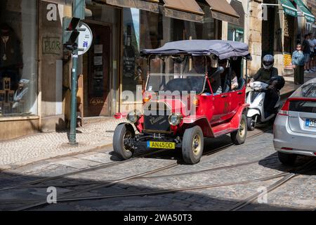 La voiture classique électrique de style vintage transporte les touristes vers les différents monuments et destinations de Lisbonne, Portugal Banque D'Images