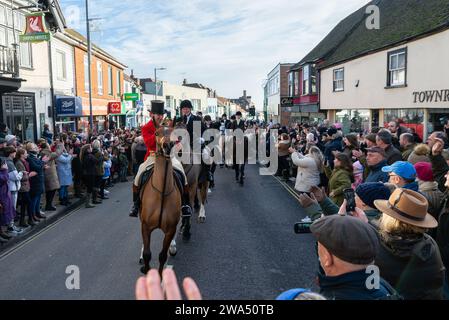 Le Puckeridge & Essex Union Hunt a défilé leurs chevaux dans High Street de Maldon, Essex, Royaume-Uni. Huntsman donnant un signe V aux manifestants Banque D'Images