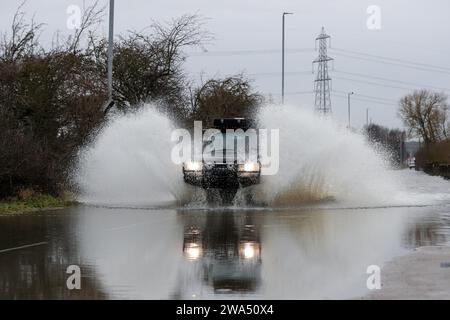 Allerton Bywater, Castleford, Royaume-Uni. 02 janvier 2024. Une voiture traverse la route inondée causée par les tempêtes et les fortes pluies sur l'A656 près de Leeds à Barnsdale Road A656, Allerton Bywater, Castleford, Royaume-Uni, le 2 janvier 2024 (photo de James Heaton/News Images) à Allerton Bywater, Castleford, Royaume-Uni le 1/2/2024. (Photo de James Heaton/News Images/Sipa USA) crédit : SIPA USA/Alamy Live News Banque D'Images