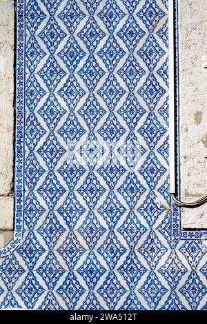 La façade du bâtiment est décorée d'azulejos - carreaux de céramique peints, quartier de Bairro Alto, Lisbonne, Portugal Banque D'Images