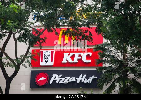 Une vue rare pour voir les enseignes de nourriture et de boissons de grandes marques tous dans une rangée, se compose de MacDonald, Kentucky Fried Chicken et Pizza Hut marque. Singapour. Banque D'Images