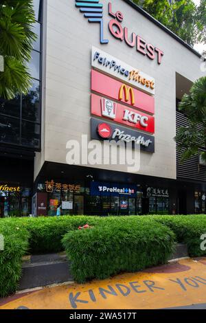 Une vue rare pour voir les enseignes de nourriture et de boissons de grandes marques tous dans une rangée, se compose de MacDonald, Kentucky Fried Chicken et Pizza Hut marque. Singapour. Banque D'Images