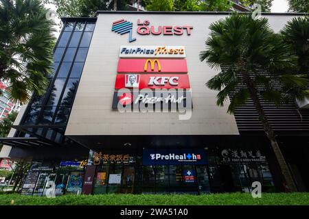 Une vue rare pour voir les enseignes de nourriture et de boissons de grandes marques tous dans une rangée, se compose de MacDonald, Kentucky Fried Chicken et Pizza Hut marque. Singapour. Banque D'Images