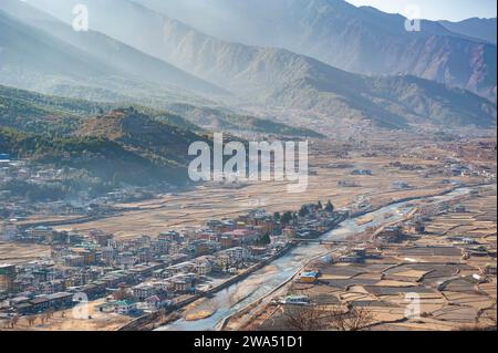 Une vue sur la ville de Paro et les vallées et montagnes environnantes au Bhoutan. Banque D'Images