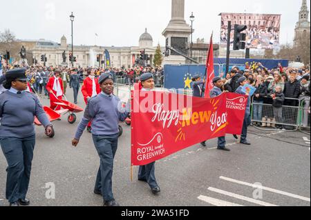 Londres, Royaume-Uni. 1 janvier 2024. Le LNYDP2024 coloré se déroule dans le centre de Londres depuis Piccadilly et se termine à Whitehall, regardé par des milliers de spectateurs le long du parcours. Crédit : Malcolm Park/Alamy Banque D'Images