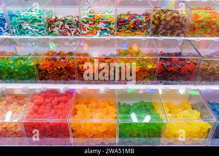 Mélange coloré de bonbons de gelée de sucre pièce délicieuse est un chef-d'œuvre de confiserie, offrant un spectre de saveurs et un festin visuel pour les sens Banque D'Images