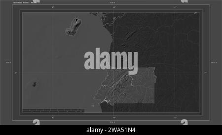 Guinée équatoriale mise en évidence sur une carte d'altitude à deux niveaux avec des lacs et des rivières carte avec le point de la capitale du pays, grille cartographique, échelle de distance Banque D'Images