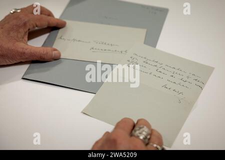 LA HAYE - Une note manuscrite de l'ancienne reine Juliana à Marie Anne Tellegen parmi les documents publiés dans les Archives nationales lors de la Journée annuelle d'ouverture. Ce jour-là, de nombreux documents d’archives sont rendus publics. ANP ROBIN VAN LONKHUIJSEN pays-bas Out - belgique Out Banque D'Images