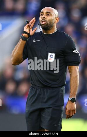 Leicester, Royaume-Uni. 01 janvier 2024. Arbitre Sam Allison lors du Leicester City FC v Huddersfield Town FC Sky BET EFL Championship Match au King Power Stadium, Leicester, Angleterre, Royaume-Uni le 1 janvier 2024 Credit : Every second Media/Alamy Live News Banque D'Images