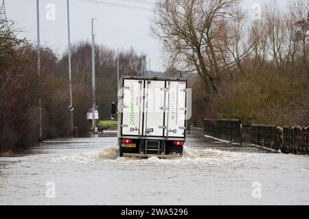 Allerton Bywater, Castleford, Royaume-Uni. 02 janvier 2024. Un camion fait son chemin à travers la route inondée causée par les tempêtes et les fortes pluies sur l'A656 près de Leeds à Barnsdale Road A656, Allerton Bywater, Castleford, Royaume-Uni, le 2 janvier 2024 (photo de James Heaton/News Images) à Allerton Bywater, Castleford, Royaume-Uni le 1/2/2024. (Photo de James Heaton/News Images/Sipa USA) crédit : SIPA USA/Alamy Live News Banque D'Images