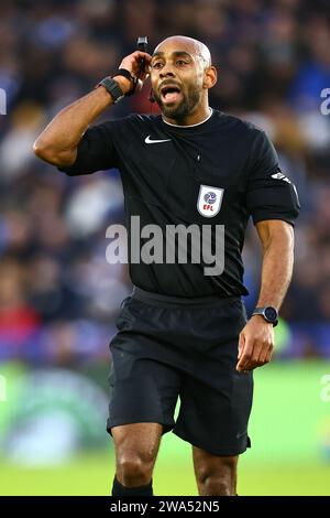 Leicester, Royaume-Uni. 01 janvier 2024. Arbitre Sam Allison lors du Leicester City FC v Huddersfield Town FC Sky BET EFL Championship Match au King Power Stadium, Leicester, Angleterre, Royaume-Uni le 1 janvier 2024 Credit : Every second Media/Alamy Live News Banque D'Images