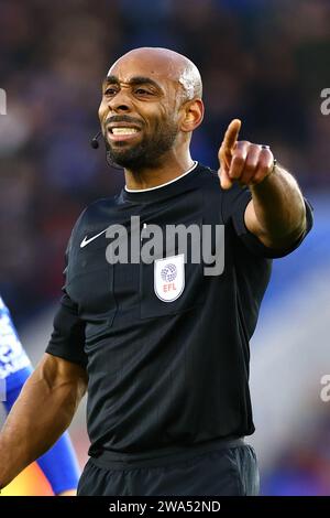 Leicester, Royaume-Uni. 01 janvier 2024. Arbitre Sam Allison lors du Leicester City FC v Huddersfield Town FC Sky BET EFL Championship Match au King Power Stadium, Leicester, Angleterre, Royaume-Uni le 1 janvier 2024 Credit : Every second Media/Alamy Live News Banque D'Images