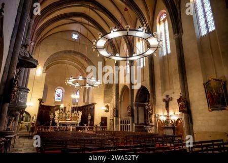 Intérieur de l'église, Abbaye de Caunes-Minervois, datant du VIIIe siècle, département de l'Aude en région Occitanie, France Banque D'Images